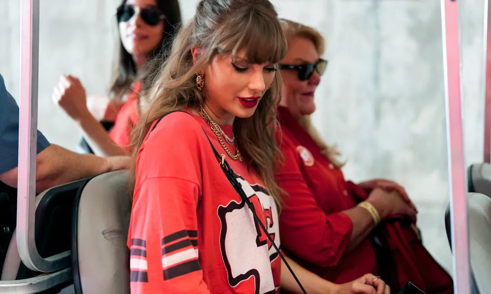 Taylor Swift Cheers on Travis Kelce at Chiefs' Monday Night Football